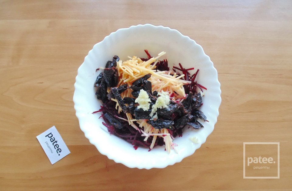 Свекольный салат с яблоком и черносливом - Шаг 5