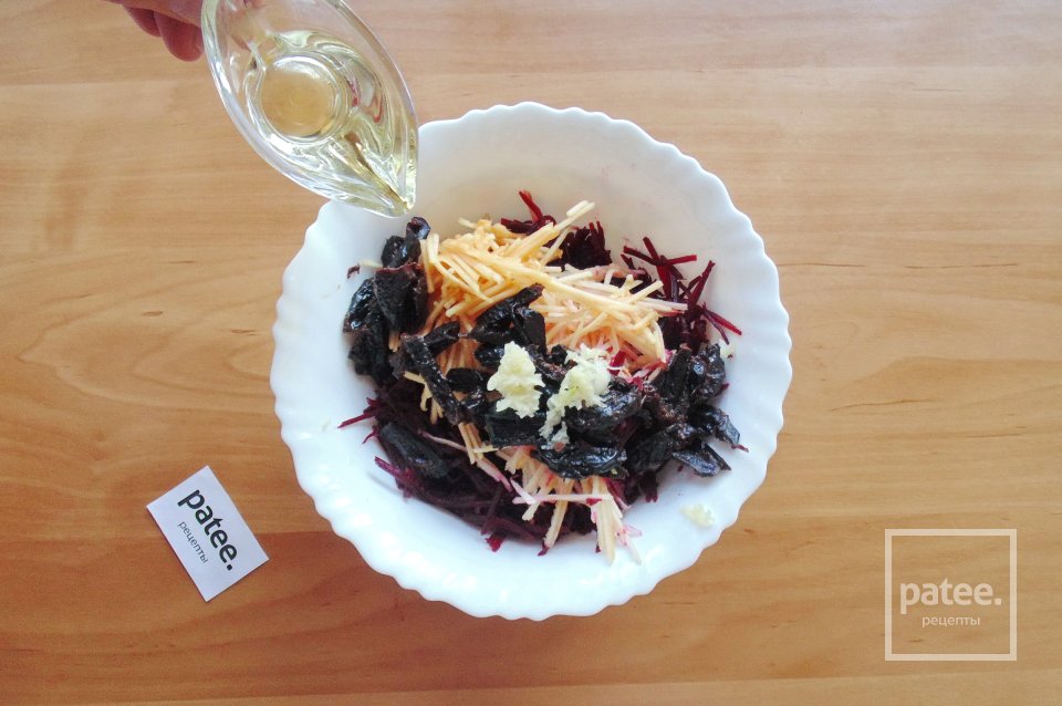 Свекольный салат с яблоком и черносливом - Шаг 6