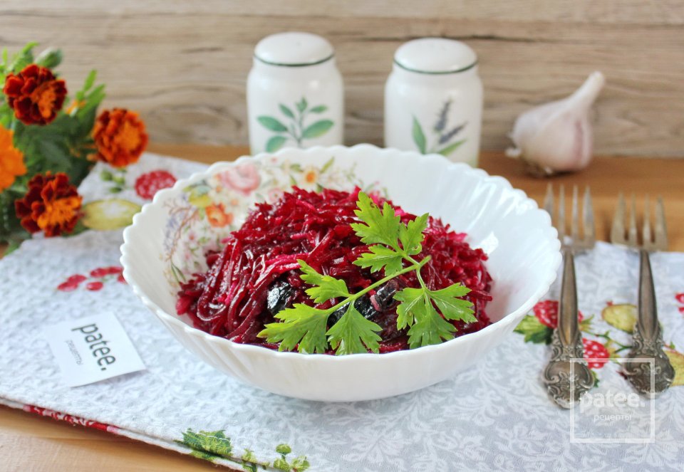 Свекольный салат с яблоком и черносливом - Шаг 8
