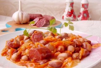 Тушеная фасоль с копчёнными колбасками в томатном соусе 👍🏼