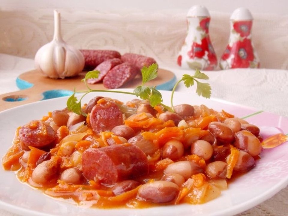 Тушеная фасоль с копчёнными колбасками в томатном соусе 👍🏼