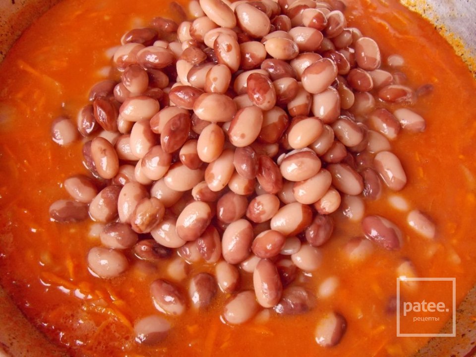 Тушеная фасоль с копчёнными колбасками в томатном соусе 👍🏼 - Шаг 7
