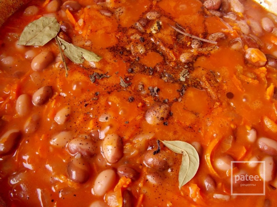 Тушеная фасоль с копчёнными колбасками в томатном соусе 👍🏼 - Шаг 8