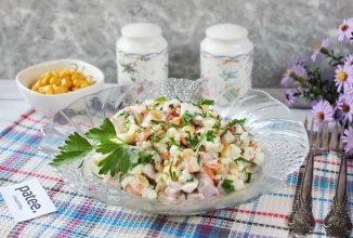 Салат с ветчиной и кукурузой