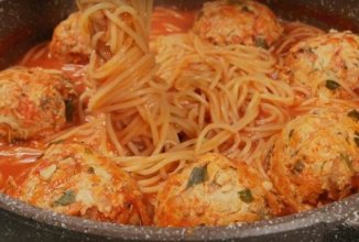 Тефтели со спагетти в томатном соусе 🍝