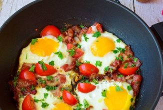 Яичница с беконом помидорами и луком 🍳