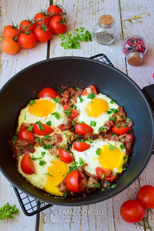 Яичница с беконом помидорами и луком 🍳