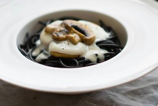 Черная паста с белым соусом бешамель и грибами