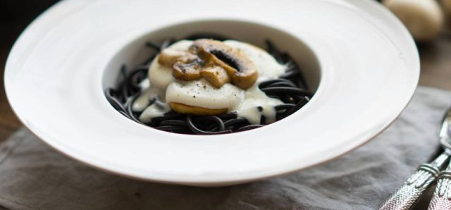 Черная паста с белым соусом бешамель и грибами