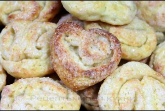 Сахарное творожное печенье в виде сердечек