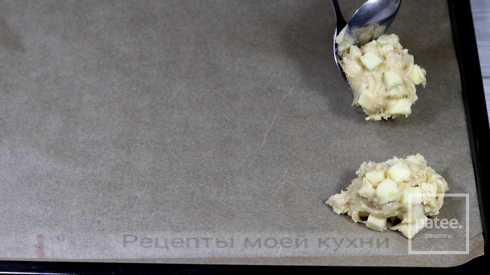 Нежное печенье из яблок с орехами - Шаг 8