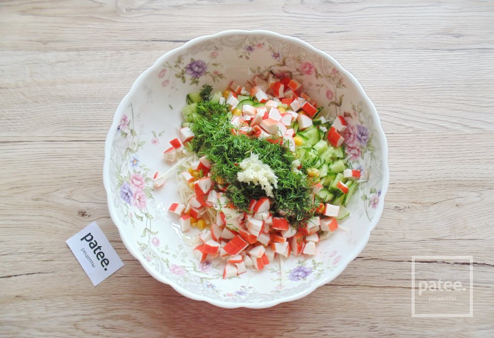 Крабовый салат с капустой - Шаг 7