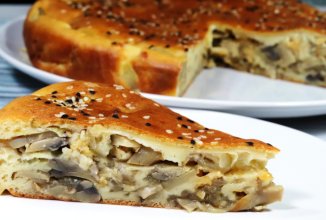 Заливной пирог с луком и грибами