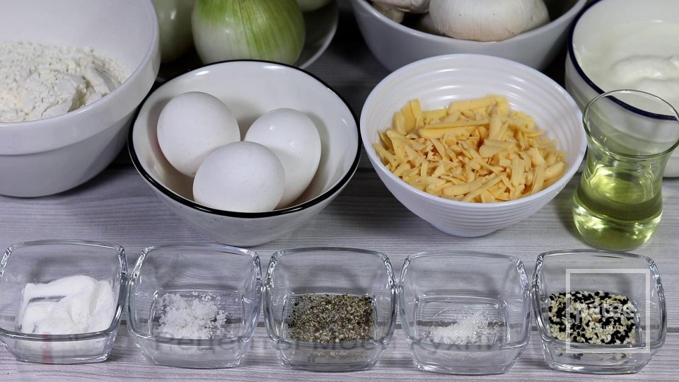 Заливной пирог с луком и грибами - Шаг 1