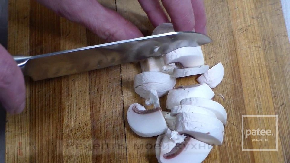 Заливной пирог с луком и грибами - Шаг 2