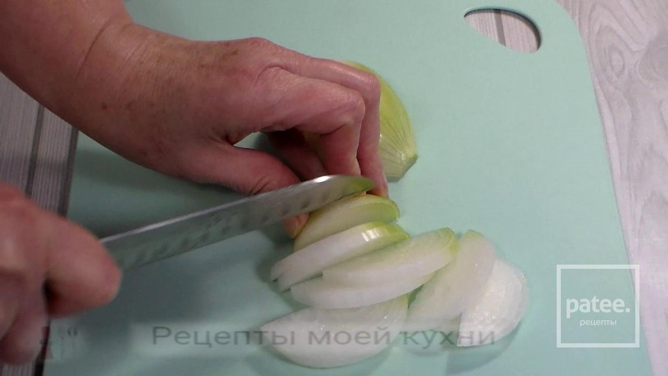 Заливной пирог с луком и грибами - Шаг 3