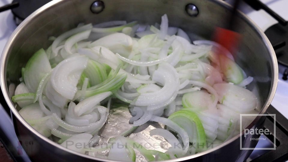 Заливной пирог с луком и грибами - Шаг 4