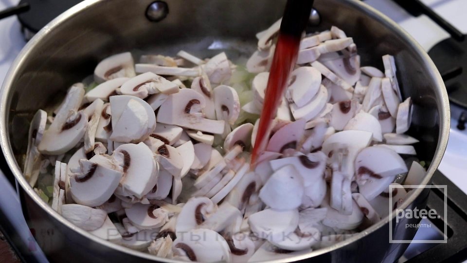 Заливной пирог с луком и грибами - Шаг 5