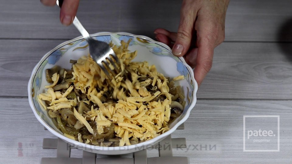 Заливной пирог с луком и грибами - Шаг 6