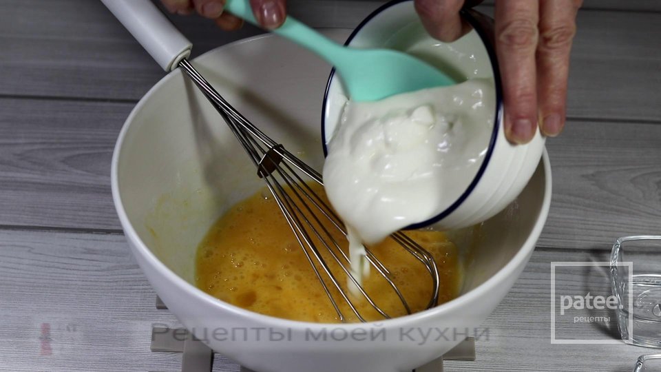 Заливной пирог с луком и грибами - Шаг 7