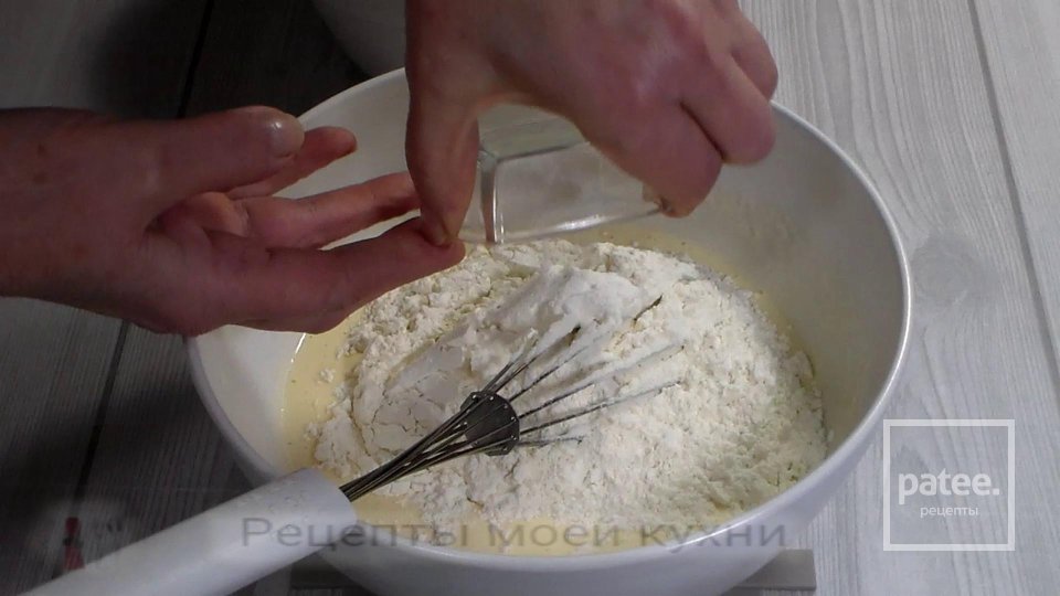 Заливной пирог с луком и грибами - Шаг 8