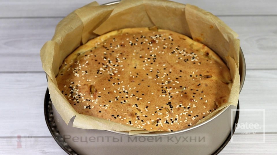 Заливной пирог с луком и грибами - Шаг 13