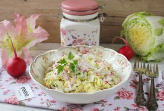 Салат с пекинской капустой, редисом и яйцом