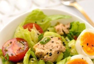Овощной салат с тунцом и яйцом 🥗