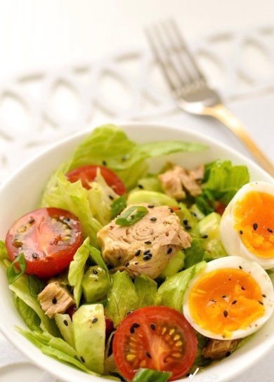 Овощной салат с тунцом и яйцом 🥗