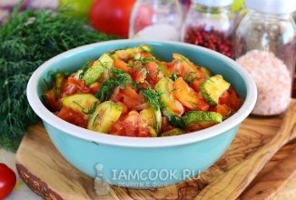 Тушеные кабачки с помидорами и морковью 🥗