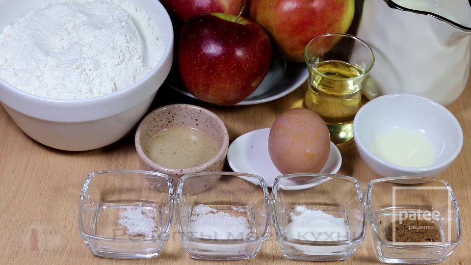 Пирожки с начинкой из яблок на кефире - Шаг 1