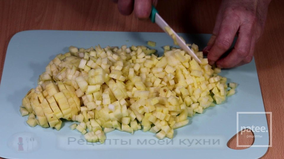 Пирожки с начинкой из яблок на кефире - Шаг 7