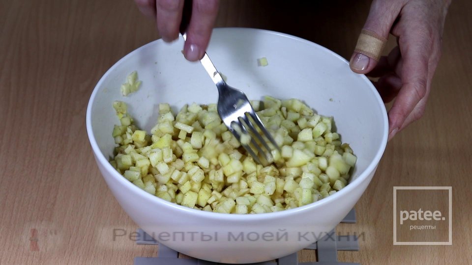 Пирожки с начинкой из яблок на кефире - Шаг 8