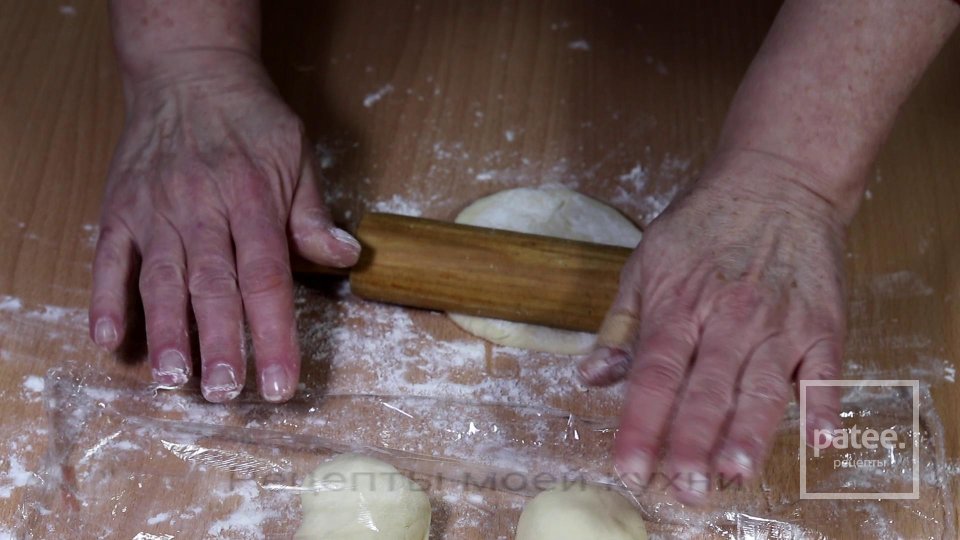 Пирожки с начинкой из яблок на кефире - Шаг 12