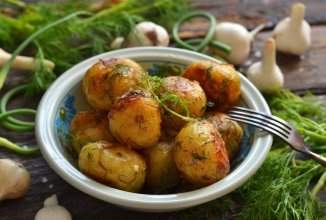 Молодой картофель поджаренный на сковородке 🥔