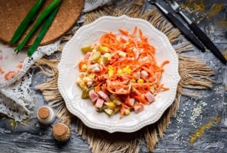 Салат с ветчиной морковью и кукурузой 🥗