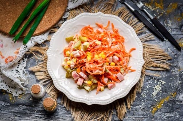 Салат с ветчиной морковью и кукурузой 🥗