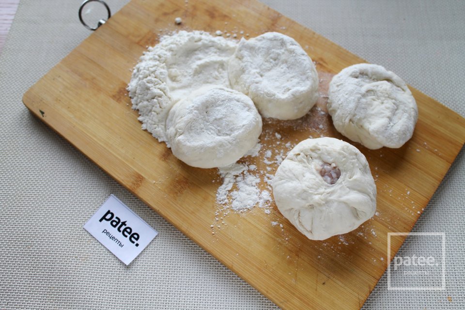 Беляши с куриным фаршем в духовке - Шаг 10