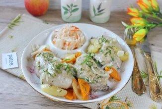 Курица тушеная с яблоками