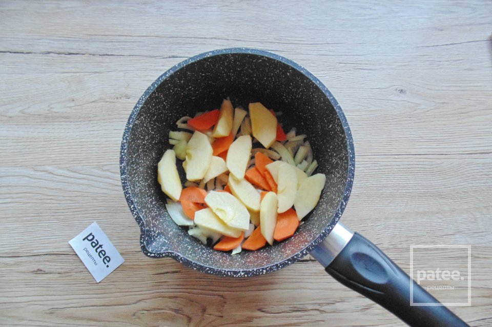 Курица тушеная с яблоками - Шаг 4
