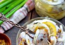Сельдь маринованная с луком и лимоном 🐟