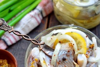 Сельдь маринованная с луком и лимоном 🐟