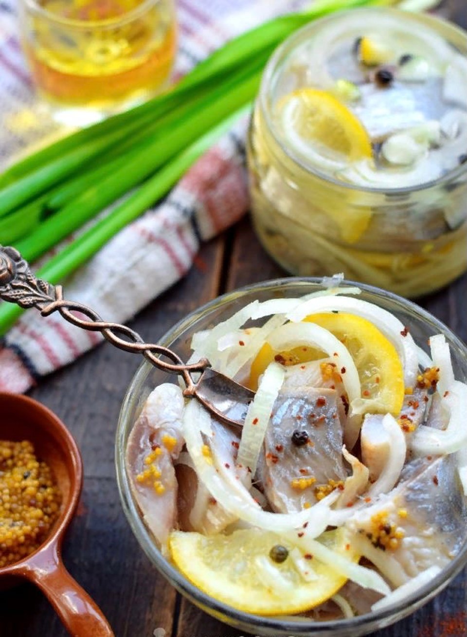 Маринованная селедка быстрого приготовления. Сельдь в маринаде с луком. Малосольная селедка. Сельдь с луком и маслом. Селедка в маринаде по-домашнему.