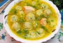 Лёгкий куриный  суп с сырными клёцками.
