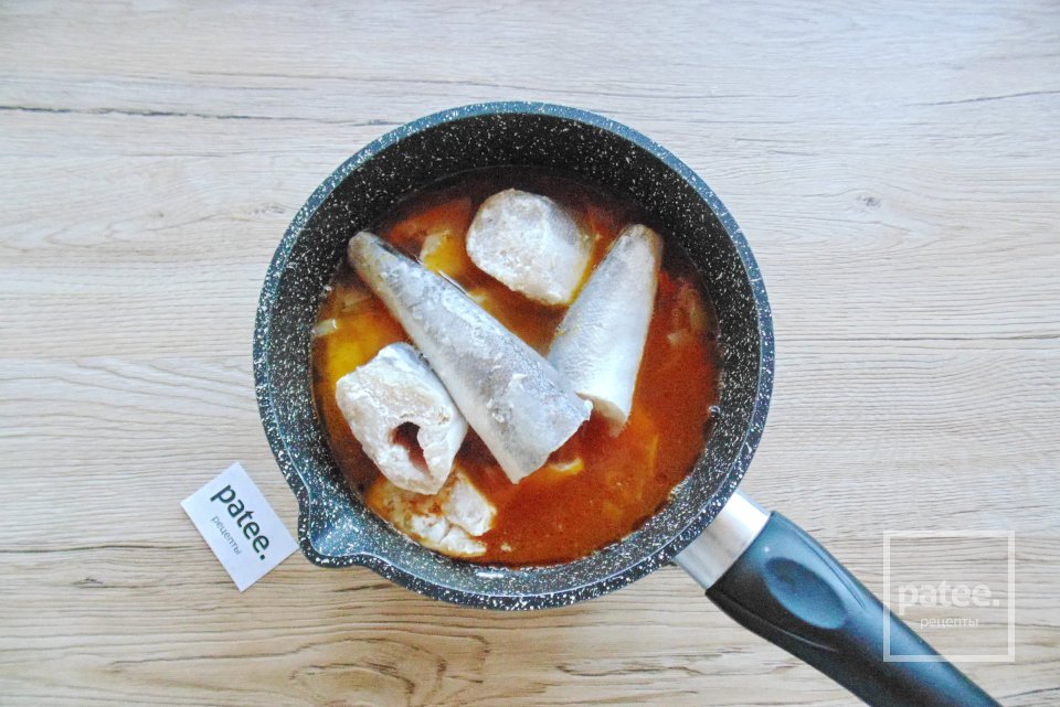 Хек тушеный в соусе - Шаг 8