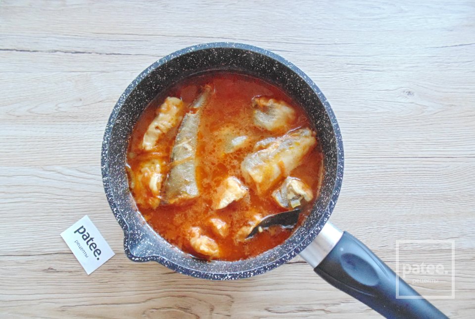 Хек тушеный в соусе - Шаг 9