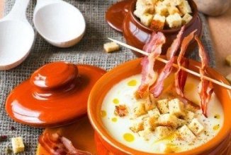 Картофельный крем-суп с белыми сухарями и чипсами из бекона 🍲