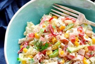 Салат с крабовыми палочками, пекинской капустой и болгарским перцем 🥗