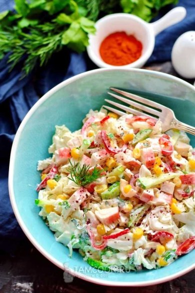 Салат с крабовыми палочками, пекинской капустой и болгарским перцем 🥗