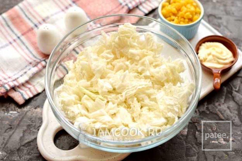 Салат с крабовыми палочками, пекинской капустой и болгарским перцем 🥗 - Шаг 2